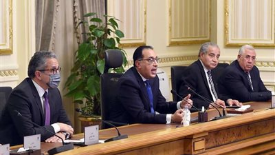 رئيس الوزراء يستعرض الآثار الناتجة عن ارتفاع سعر الصرف في موازنات الشركات