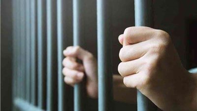 القبض على اشخاص بتهمة  بإلقاء أكياس ممتلئة بالمياه على المارة والمركبات