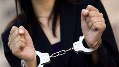 النيابة الإماراتية تأمر بحبس أجنبية لحيازتها سلاح أبيض وأجهزة رصد ومراقبة