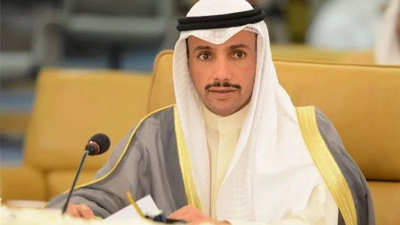 رئيس مجلس الأمة الكويتي يلقي نسخة خطة ترامب للسلام في سلة القمامة