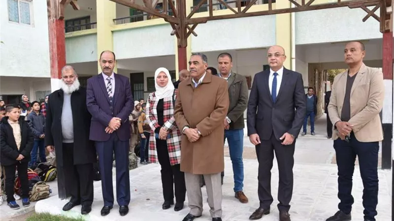 محافظ مطروح يطمئن على انتظام العملية التعليمية بأول أيام الفصل الدراسي الثاني