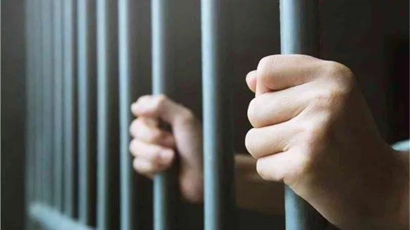 القبض على اشخاص بتهمة  بإلقاء أكياس ممتلئة بالمياه على المارة والمركبات