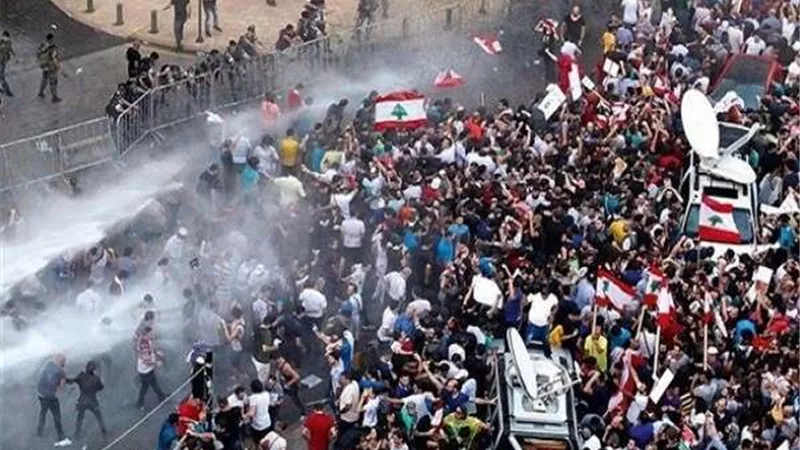 اشتباكات بين الشرطة الفرنسية والطلاب على خلفية نتائج المرحلة الأولى من الانتخابات الرئاسية