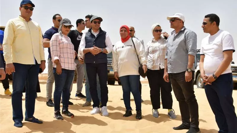 وزير الرياضة يشهد مسابقات التزلج على الرمال في زيارته للواحات البحرية
