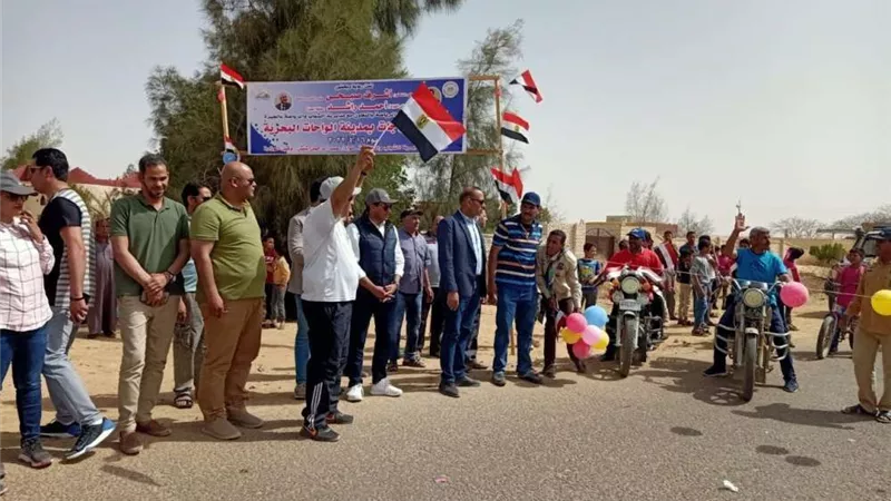 وزير الشباب والرياضة يطلق شارة البدء لماراثون الدراجات الهوائية بالواحات البحرية