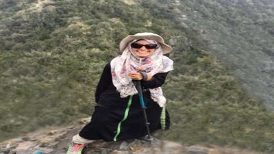 بالفيديو| فتاة من ذوي الاحتياجات الخاصة تتحدى الجميع وتصعد إحدى قمم الجبال