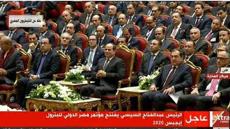السيسي يشاهد فيلمًا تسجيليًا حول إنجازات قطاع البترول بمؤتمر 