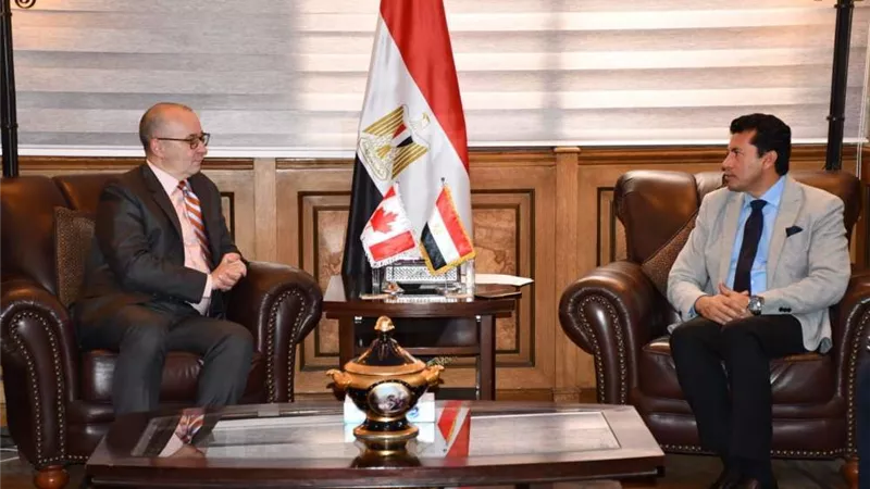 وزير الرياضة يبحث التعاون الثنائي مع سفير كندا