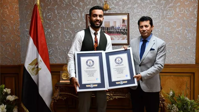 وزير الرياضة يكرم السباح عمر حجازي في السباحة تحت الماء