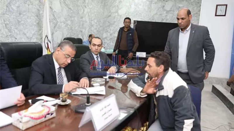 محافظ سوهاج يلتقي 180 مواطن لبحث وحل مشاكلهم
