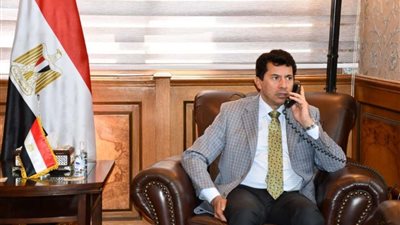 وزير الرياضة يطمئن على حكم مباراة فريقي مركز شباب الفهميين ووراق العرب