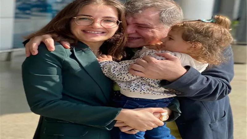 ابنة أصالة تخطف الأنظار برفقة والدها.. 
