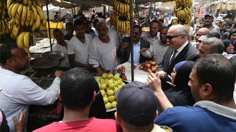 محافظ قنا يفاجئ أسواق بيع السلع الغذائية بأبوتشت لمواجهة الغش التجارى