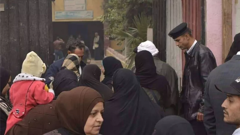 أزمة مرورية بالجيزة بسبب تزايد الناخبين بدائرة قسم