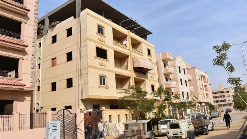 جهاز الشروق: إزالة شدة خشبية لدور مخالف بقطعة أرض سكنية بالمدينة