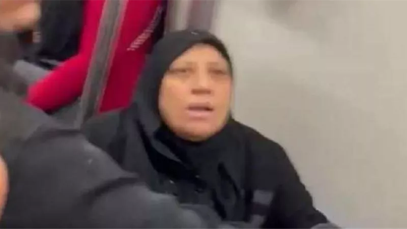 سيدة تعتدي على فتيات في المترو اعتراضًا على ملابسهن (فيديو)