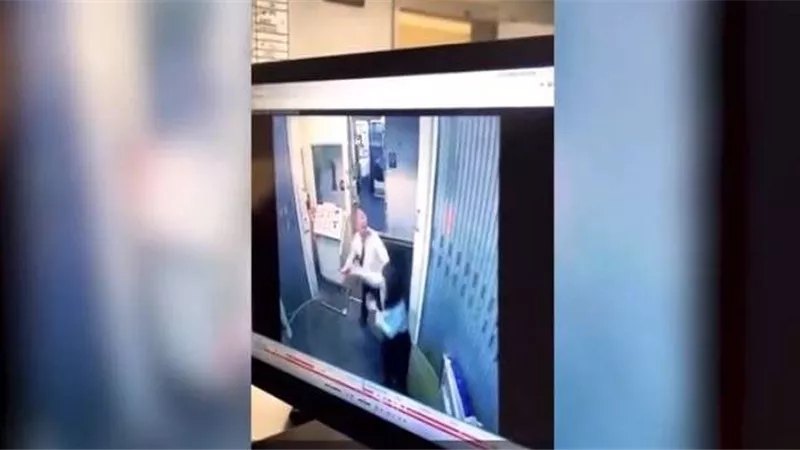 شاهد.. طرد طيّار ومساعدته من العمل بعد الذي حدث بينهما