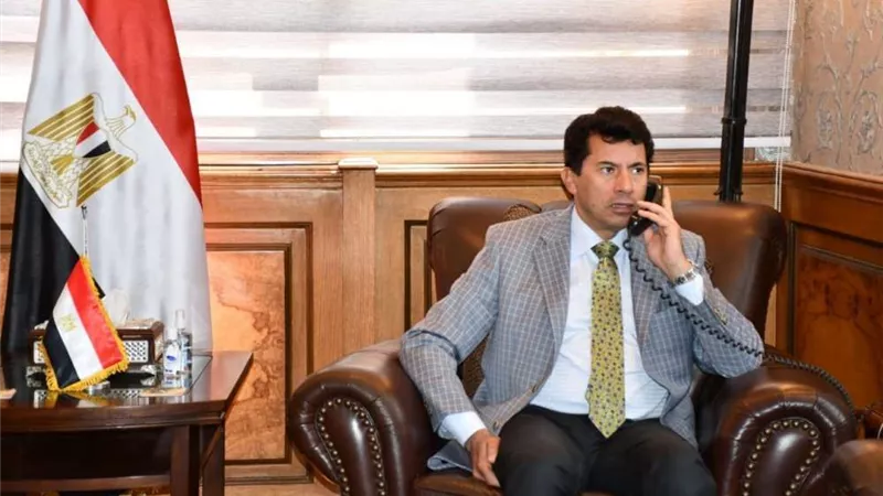 وزير الرياضة يطمئن على حكم مباراة فريقي مركز شباب الفهميين ووراق العرب