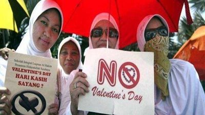 5 دول تعاقب العشاق وتحظر مظاهر 