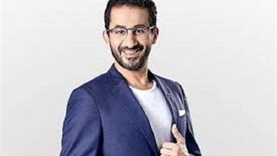 أثناء تسجيله فيديو.. شاهد| أحمد حلمي يسقط أرضا أمام جمهوره في واقعة غريبة