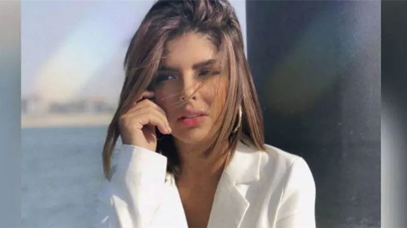 بالفيديو.. مذيعة mbc تصدم متابعيها بحلق شعرها لنفسها