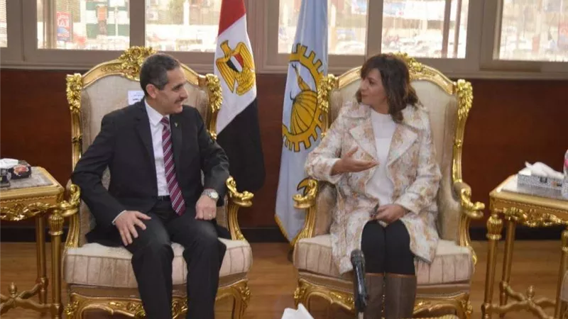 وزيرة الهجرة تصل 