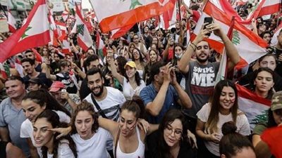 المتظاهرون اللبنانيون يقطعون عددا من الطرق في بيروت وطرابلس