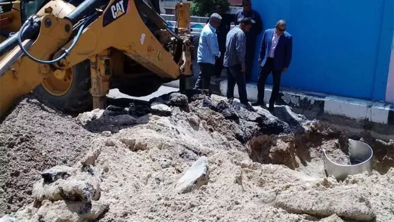 محافظ قنا يكلف بمتابعة  أعمال إصلاح الكسر المفاجئ بخط طرد صرف صحي المعنا