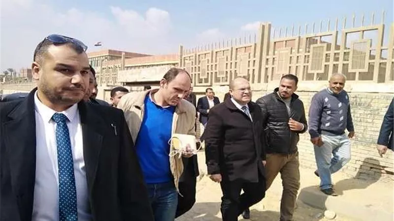 نائب محافظ الجيزة يتفقد أعمال رصف الطرق بالصف