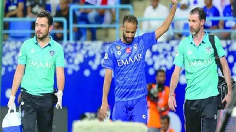 شاهد.. اعتذار لاعب شباب أهلي دبي لـ عبد الله عطيف (فيديو)