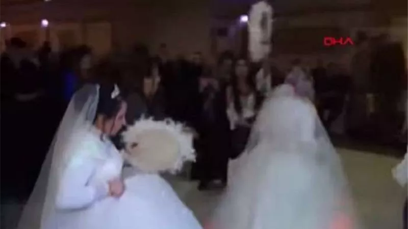 تداعبه بالرقص.. عروس خائفة من زوجها في 
