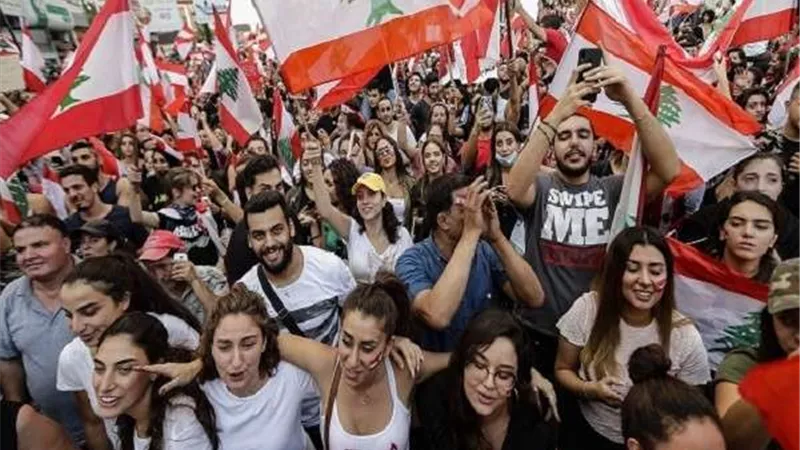 المتظاهرون اللبنانيون يقطعون عددا من الطرق في بيروت وطرابلس