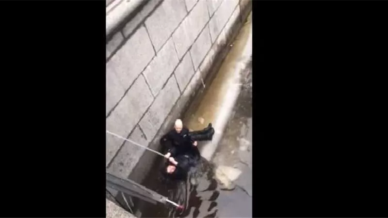 بقفزة مفاجئة.. شرطي ينقذ مواطنًا من الموت 