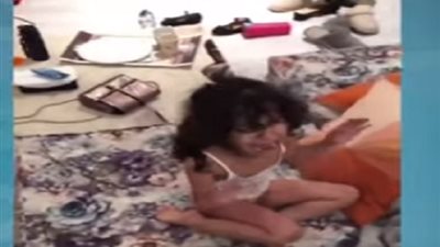 الصرخات لم ترحمها.. عاملة منزلية تسحل طفلة 