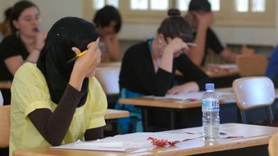 طالبة بكلية التربية لأستاذها: 