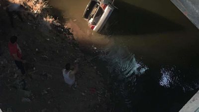 مصرع سائق في حادث انقلاب سيارة من أعلى كوبري السواح (صور)