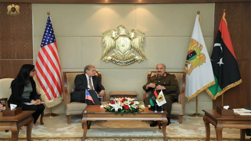 السفير الأمريكي يبحث مع حفتر التوصل إلى تسوية بالأزمة الليبية