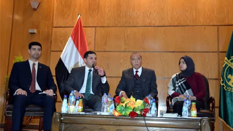 محافظ القليوبية والرئيس التنفيذي للهيئة العامة للاستثمار يعقدان اجتماعًا بمستثمري المحافظة