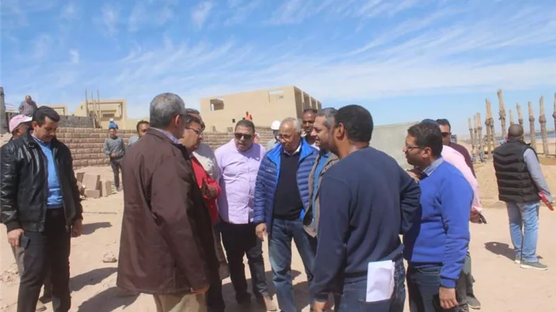 نائب وزير الإسكان للمشروعات القومية يتفقد مشروعات مدينة أسوان الجديدة