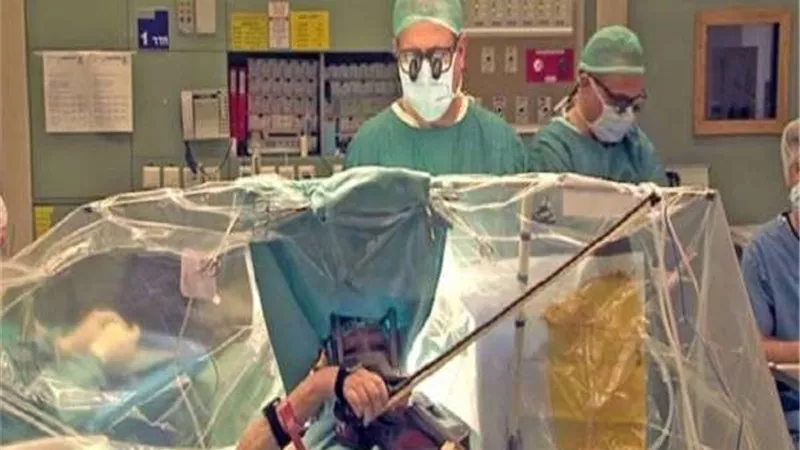 شاهد.. لحظة إيقاظ مريضة تعزف على الكمان أثناء جراحة خطيرة (فيديو)
