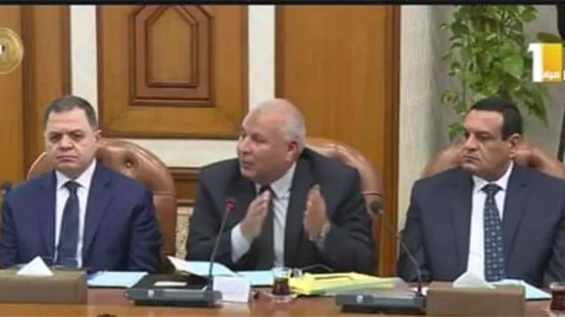 محافظ الوادي الجديد يستعرض موقف تقنين أراضي الدولة بالمحافظة