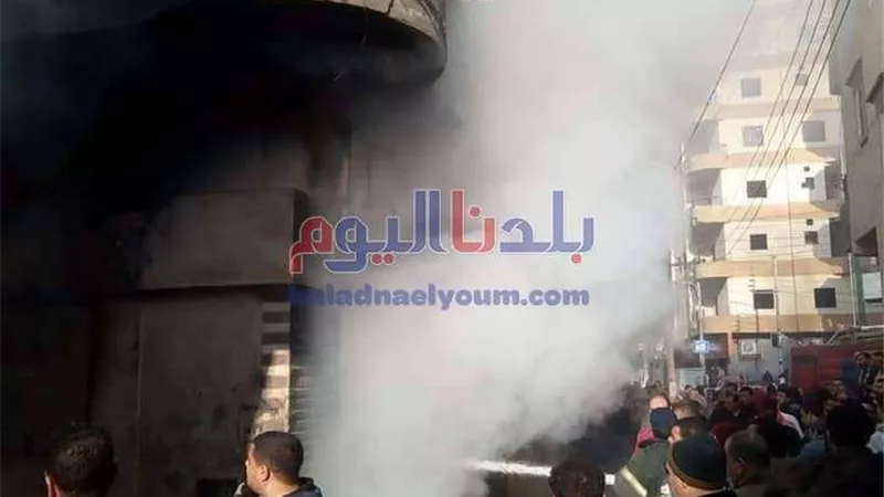 نشوب حريق هائل في أحد المحلات بـ 