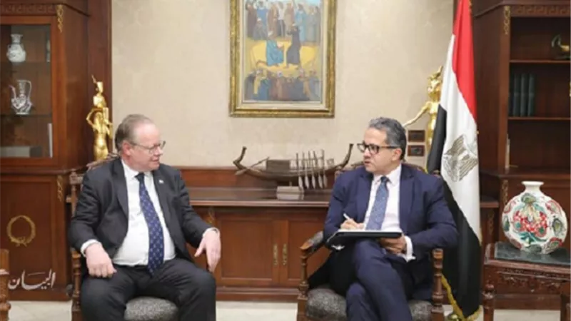 العناني يبحث مع سفير أيرلندا الترويج للمقاصد السياحية وزيادة أعداد السائحين
