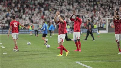 شاهد.. التحضيرات الأخيرة للاعبي الأهلي قبل دقائق من انطلاق السوبر