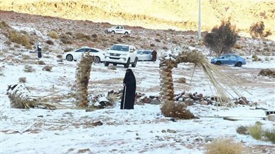 شاهد.. الثلوج تتساقط شمال غرب السعودية للمرة الثانية هذا العام