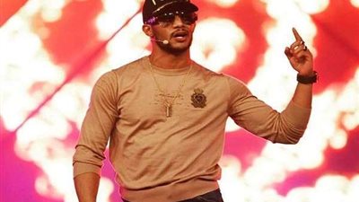 شاهد.. باسم سمرة يعتدي على محمد رمضان بالضرب في فرح شعبي