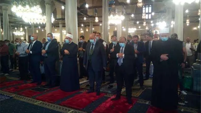 نائبًا عن الرئيس.. محافظ القاهرة يشهد صلاة آخر جمعة من رمضان بمسجد الإمام الحسين