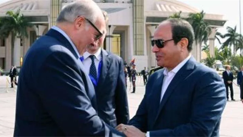 السيسي يودع الرئيس البيلاروسي بمطار القاهرة