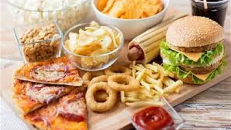 أبرزها الوجبات السريعة.. 8 أطعمة تسبب لك مشكلات صحية في هذه الحالة