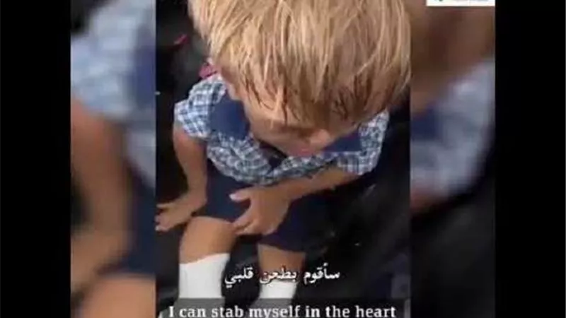 بالفيديو.. طفل يتوسل لأمه كي ينتحر والأم تنهار بالبكاء